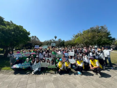 房市／身體力行守護環境　信義房屋響應「青銀淨堤撿塑」