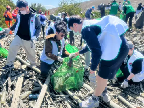 ▲信義房屋志工與南華大學學生、以及水環境巡守隊資深成員一同沿著北港溪步行撿拾垃圾。（圖／信義房屋）