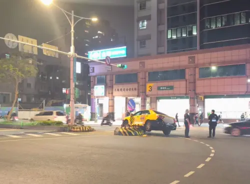 北捷景美站前出事！小黃突失控衝庇護島　下秒「翹孤輪」乘客嚇傻