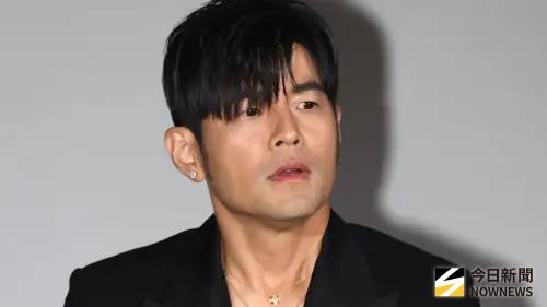 周杰倫V字西裝撞衫羅伯派汀森　台灣人一面倒選他大勝：完全沒輸