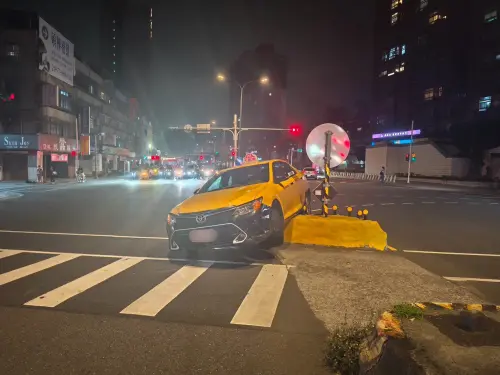 ▲林男轉彎時操作不慎衝上庇護島，而後「翹孤輪」險些翻覆。（圖／警方提供）