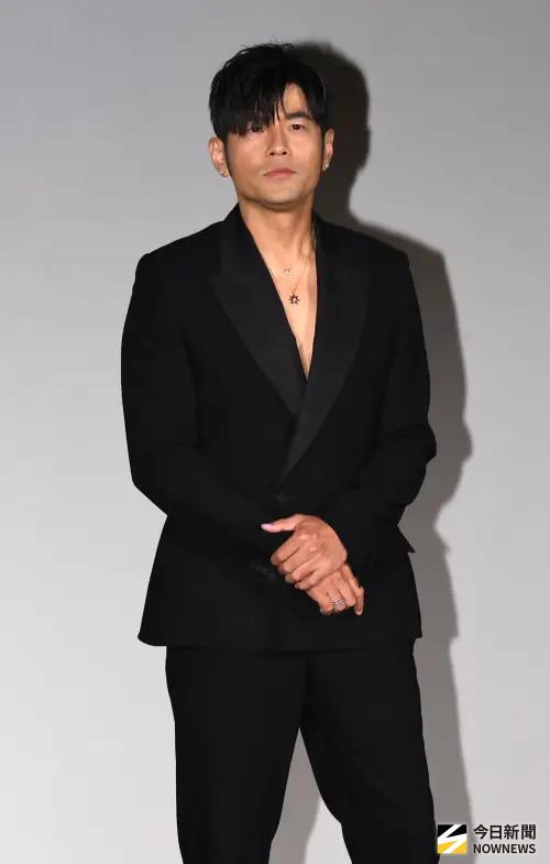 ▲▼周杰倫（上圖）、羅伯派汀森都選穿Dior 2026早秋系列雙排扣獵裝搭配黑色長褲。（圖／記者朱永強攝、達志影像）