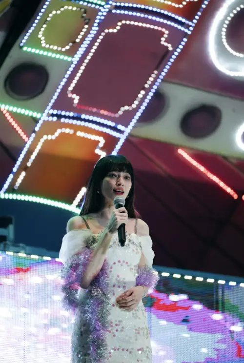 ▲姚以緹（如圖）飾演電子花車女郎，奪走春風的「銀幕初吻。」（圖／英傑哆影業提供）