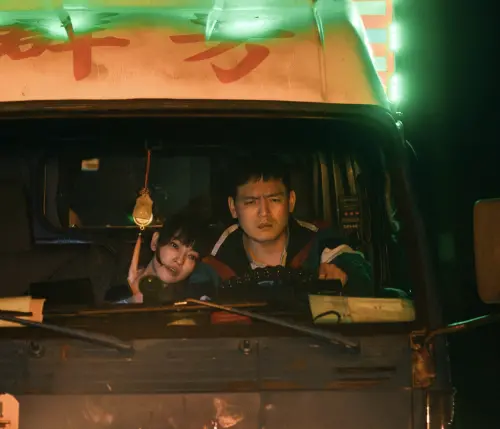 ▲春風（右）與姚以緹（左）迸出火花，默契十足。（圖／英傑哆影業提供）