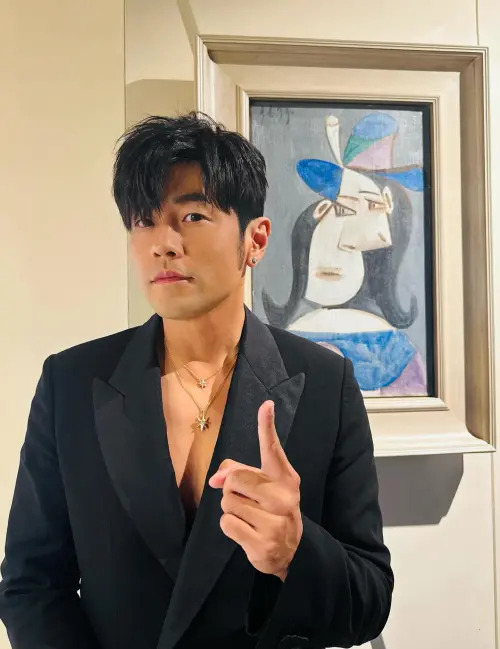 ▲周杰倫在自家收藏的畢卡索畫作前留影，等待25日的新專輯上線。（圖／Jay Chou 周杰倫IG@jaychou）