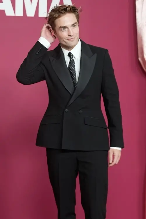 ▲▼周杰倫（上圖）、羅伯派丁森都選穿Dior 2026早秋系列雙排扣獵裝搭配黑色長褲。（圖／記者朱永強攝、達志影像）