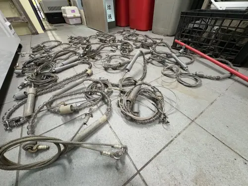 ▲新北市動保處即日起正式啟動「民眾繳交獸鋏及金屬套索獎勵計畫」，鼓勵民眾若在野外發現違法陷阱，協助安全拆除並送交，每組最高可獲得獎勵金。（圖／新北動保處）