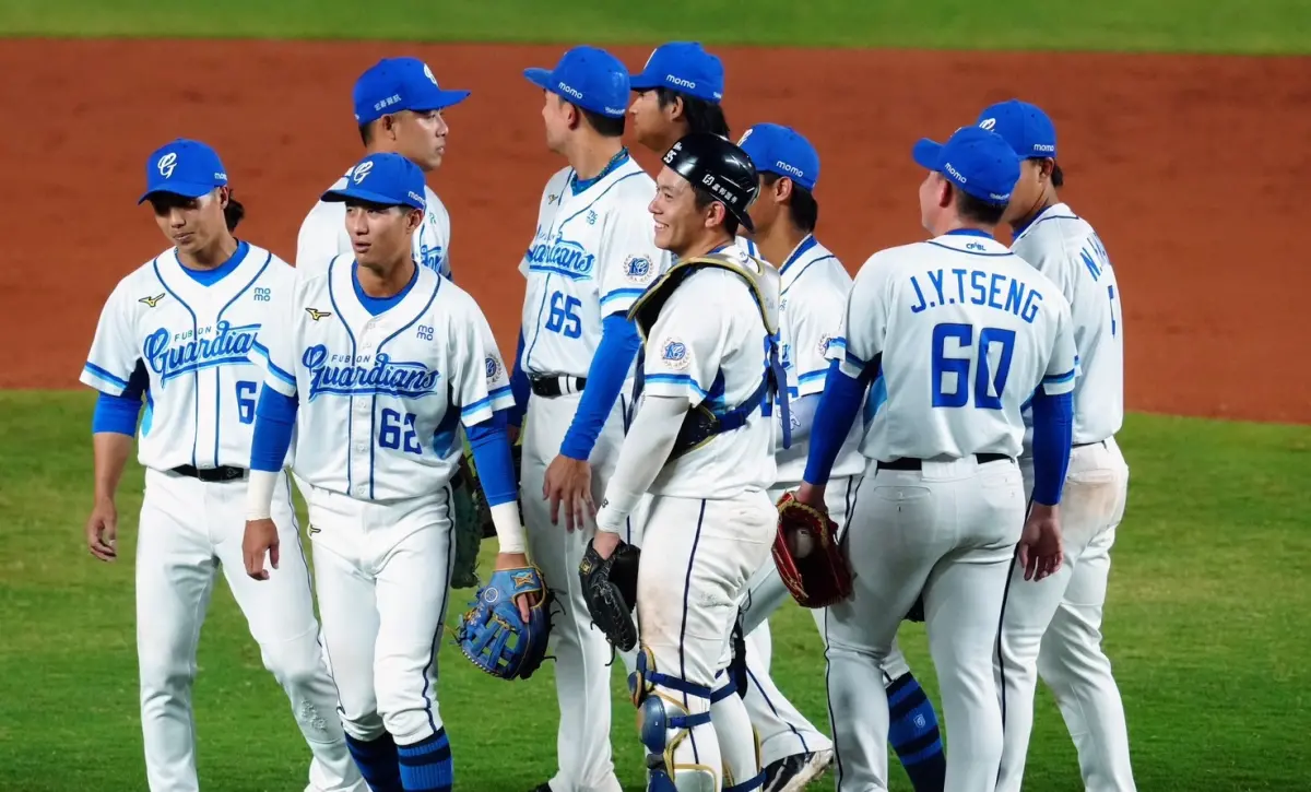 ▲富邦悍將昨戰4：2險勝味全龍後取得6連勝，今晚不論輸贏，都至少並列第一，達成中職史上首次的官辦熱身賽4連霸，若贏球則為7連勝，創下富邦悍將隊史例行賽未見紀錄。（圖／富邦悍將提供）