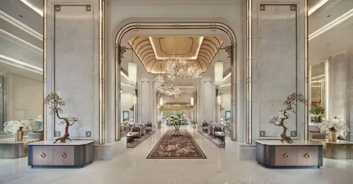 ▲Grande Centre Point Lumphini飯店是2025年開幕的五星飯店，大廳以大理石與金色調打造宮殿般氣派空間。（圖／Klook提供）