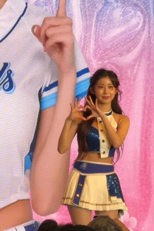 ▲李珠珢（如圖）不僅向現場的媒體、粉絲們揮手、比愛心，還帶來精彩的主題曲表演。（圖／記者王意馨攝影）