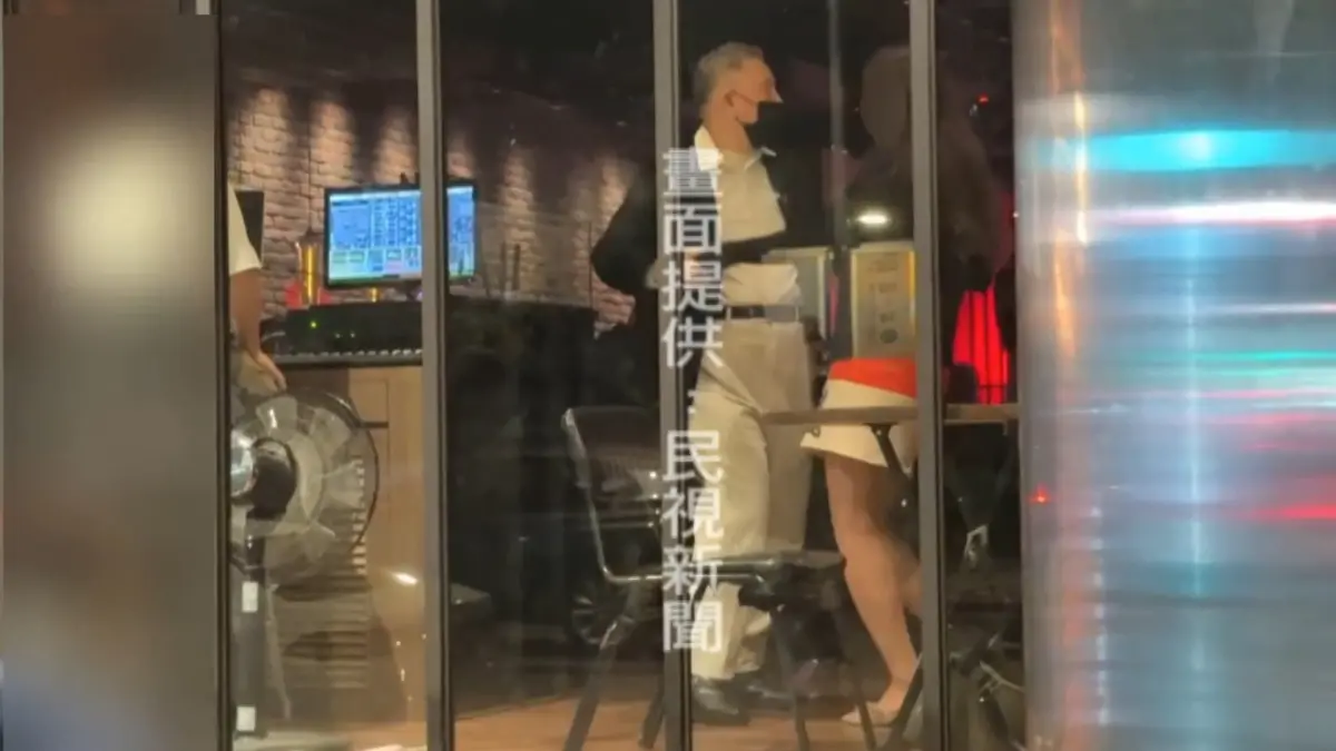 ▲京華城案宣判前夕，威京集團沈慶京被爆出在情人節前和一名女子在音樂餐廳內共舞。（圖／民視新聞提供）