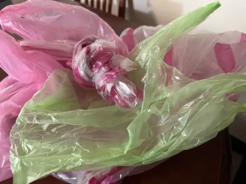 ▲受到中東戰事影響，原油價格大幅上揚，也讓塑膠製品價格開始飆漲，也逐漸有店家發出公告「請顧客自備塑膠袋」。（圖／記者潘毅攝）