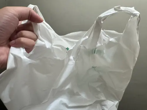 ▲塑膠袋之亂已經悄悄上演，近期已經有不少店家呼籲顧客自備塑膠袋。（圖／記者潘毅攝）