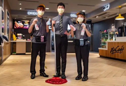 ▲麥當勞門市員工展現團隊對食品安全與衛生管理的承諾。標準化的作業流程是維持食安品質的基礎。（圖／麥當勞提供）