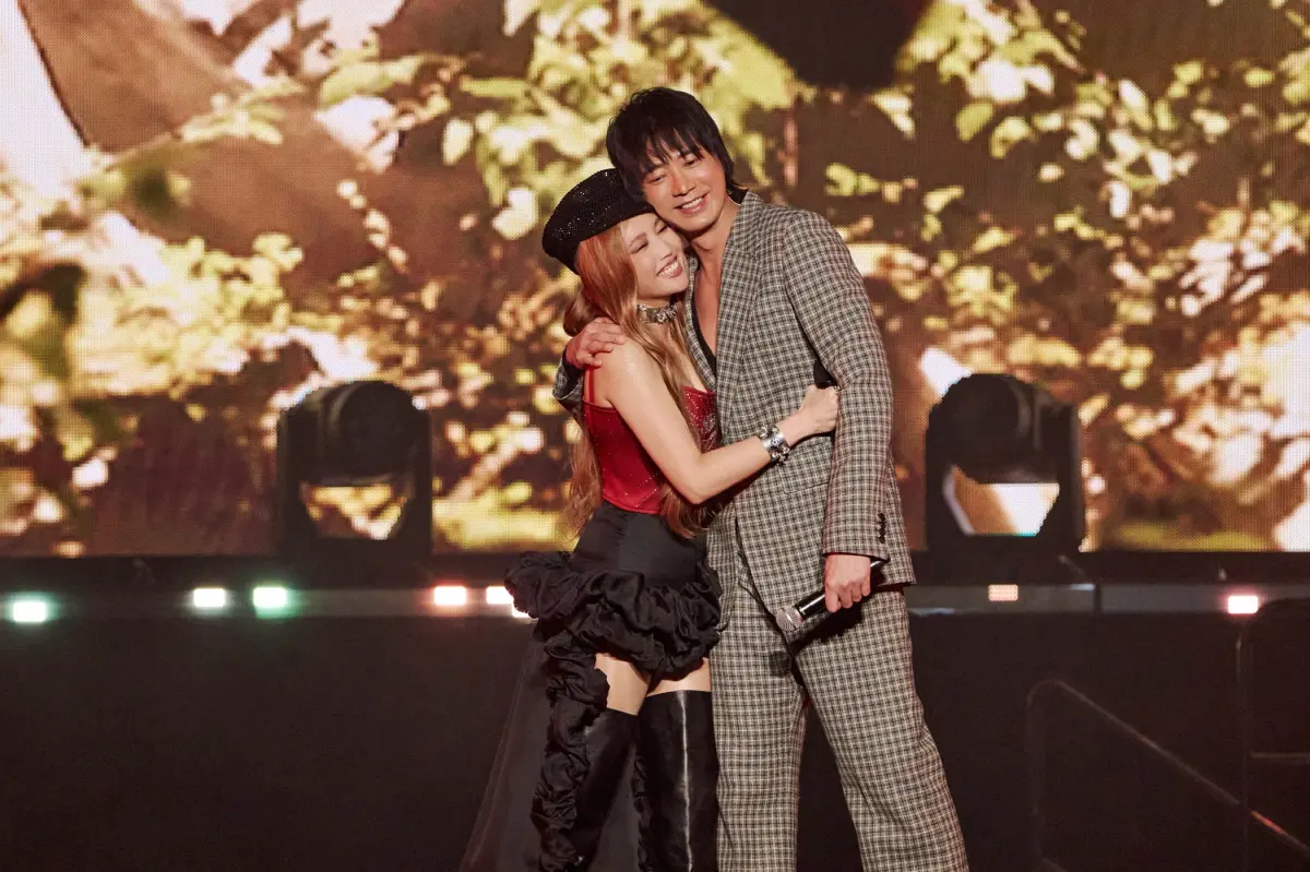 ▲信（右）擔任A-lin（左）演唱會來賓，他前一晚還在馬來西亞，隔天馬上飛來上海力挺，讓A-lin感動得二度擁抱他，他幽默表示別抱太久，會有感覺，下一秒發兄妹卡給A-lin。（圖／众悅娛樂提供）