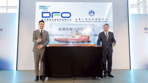 ▲東方風能執行長陳柏霖（左）致贈其指標性SOV船模予金屬中心海洋專區，由金屬中心海科處處長陳維德（右）代表接受。該船模將作為提升海事操作技術訓練的重要教具，象徵雙方攜手推動台灣離岸風電人才本土化的決心。（圖／金屬中心提供）
