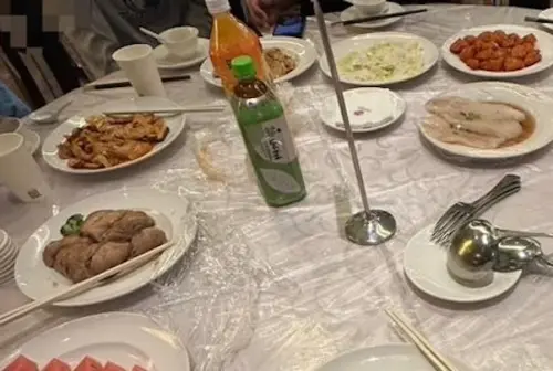 ▲細看桌菜菜色，其實有油雞腿、炒肉片、鮮魚片、韓式春上雞等菜色，有魚有肉。（圖／翻攝新竹爆料公社）