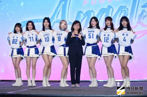 ▲朴星垠（左4）首度加入Fubon Angels，今在媒體發佈會上正式亮相，背號「8」號的她頂著一頭金色短髮。（圖／記者林柏年攝影）