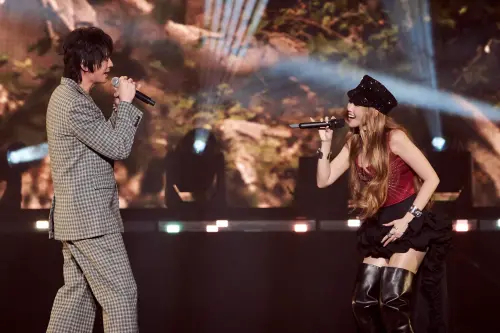 ▲A-Lin（右）與信（左）在上海合體飆高音，對唱動人的〈千年之戀〉。（圖／众悅娛樂提供）