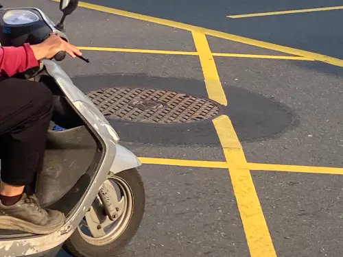 防滑再升級！高雄新制上路　人孔蓋抗滑值須達50BPN