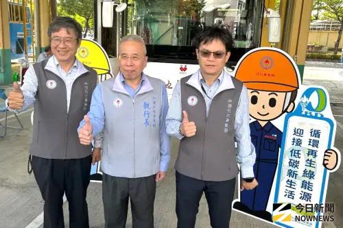 ▲台灣中油公司石化事業部舉辦公益捐血活動，石化事業部執行長黃三泰(中)呼籲員工挽袖捐血，以紓解血荒。(圖／記者黃守作攝，2026.03.25)