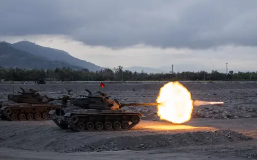 花防部「正義操演」重砲射擊　除役裝甲車當靶射擊超逼真