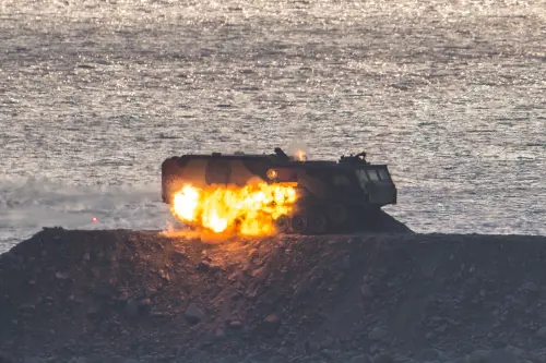 ▲花防部正義操演將除役裝甲車做為射擊目標，模擬企圖登陸敵軍。（圖／陸軍司令部提供）