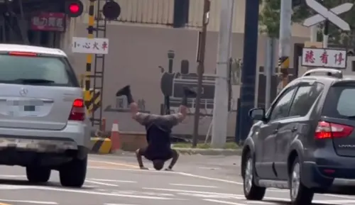 換角度看世界？彰化男平交道旁「倒立看火車」　網：以為是蛤蟆功