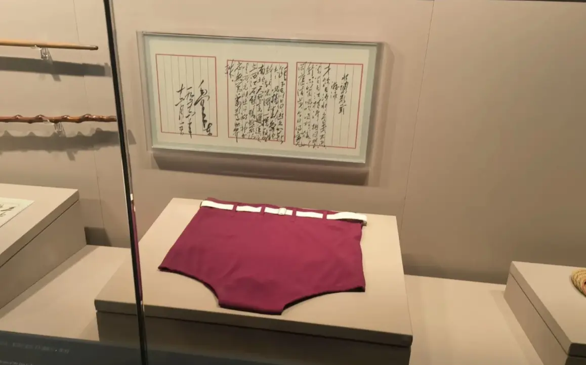 ▲毛澤東原味紅色短褲照在全球社群平台廣傳。（圖／翻攝自＠jjkltom Threads）