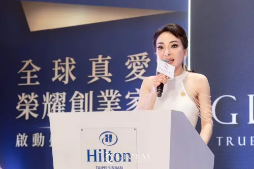 ▲全球真愛集團執行長高淑華女士於「全球真愛·榮耀創業家 啟動盛典暨嘉年華」台上發表演講，另現場大家為之動容。 （圖／全球真愛集團提供）