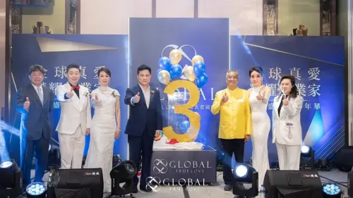 ▲全球真愛集團董事長何詠允先生與執行長高淑華女士，率領全球真愛集團領導們與泰國親王 素博巴莫 殿下共同為「全球真愛·榮耀創業家 啟動盛典暨嘉年華」揭開序幕。（圖／全球真愛集團提供）