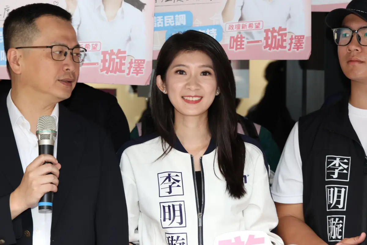 ▲藍委羅智強今陪同黨前發言人李明璇登記黨內初選。（記者朱永強攝）