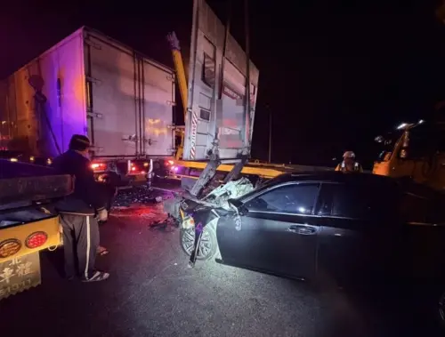 國道故障車停中線！轎車撞進大貨車尾　男乘客傷重亡、2傷