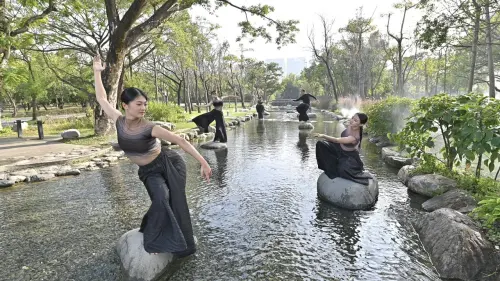 ▲希舞集聚舞蹈劇場《時空之埤・惟度》邀請觀眾放慢腳步、在週末午後一同「森」呼吸的作品，感受土地新生的脈動。（圖／高市府文化局提供）