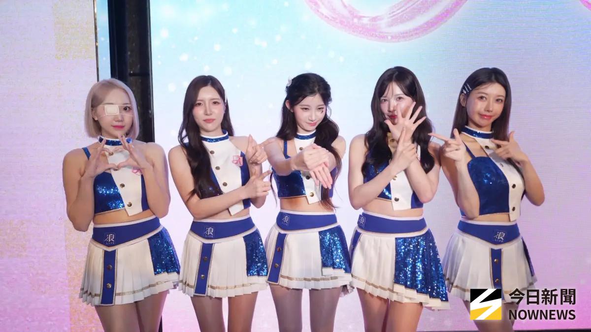 ▲富邦悍將開季記者會，李珠珢（中）中文自我介紹時因緊張與感動落淚，手心小抄擦到模糊，真情流露感動粉絲。（圖／記者王意馨攝）