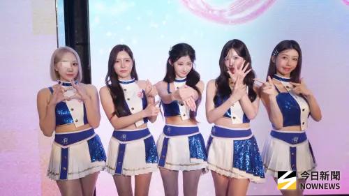 李珠珢中文自介哭了！手心小抄被眼淚全毀　太久沒見粉絲撐不住