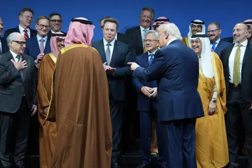 ▲2025年，美國總統川普率眾多企業家訪問沙烏地阿拉伯，與沙烏地阿拉伯王儲穆罕默德·本·薩勒曼（Mohammed bin Salman）交談。（圖／美聯社／達志影像）