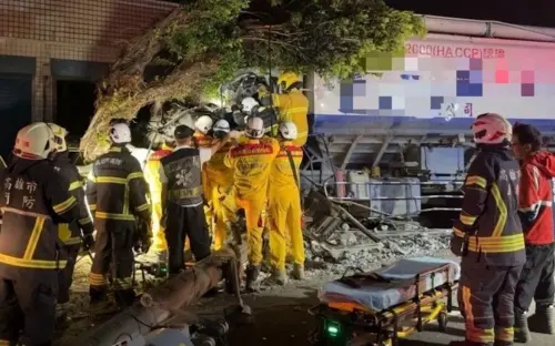 高雄死亡車禍！飼料車失控自撞電桿、民宅　駕駛受困救出送醫不治