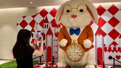 ▲ SKM Park Outlets高雄草衙打造會「呼吸」的巨型時光兔以及奇境花園。（圖／SKM Park Outlets提供）