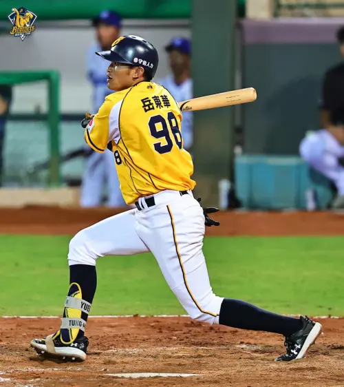 ▲中信兄弟當家二壘手岳東華本場也有雙安貢獻。（圖／中信兄弟提供）