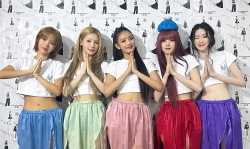 ▲宋雨琦當天撞到頭後還頂著冰敷袋繼續跟團員拍照、跳舞表演，沒有休息。（圖／IG@i_dle_official）