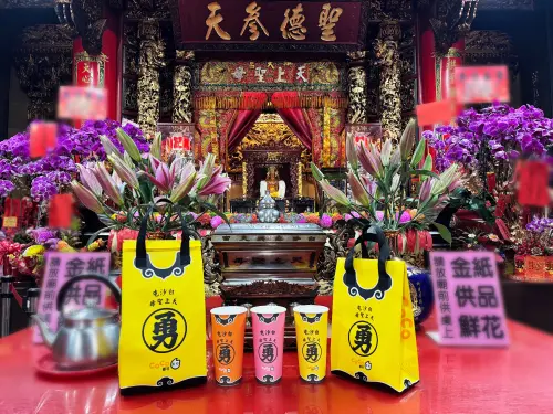 ▲CoCo都可聯名白沙屯媽祖，開搶粉紅超跑紙杯、勇字保冷袋，還有幸運籤詩封膜。（圖／CoCo都可cocofreshtea.ca）
