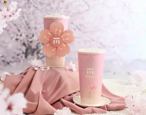 ▲麻古茶坊3/27櫻花旋轉杯套開搶！最新「買5送2」手搖飲料優惠搶先看。（圖／麻古茶坊提供）