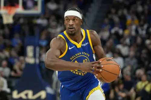 ▲金州勇士球星巴特勒（Jimmy Butler）驚喜現身場邊熱身，讓球迷相當期待他傷癒回歸。（圖／美聯社／達志影像）