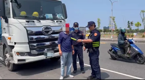 ▲前鎮分局也將針對轄內大型車行駛頻繁之中山路、中安路、擴建路、新生路及金福路等重要路段與路口，持續編排專責警力加強取締作為。(圖／前鎮分局提供)