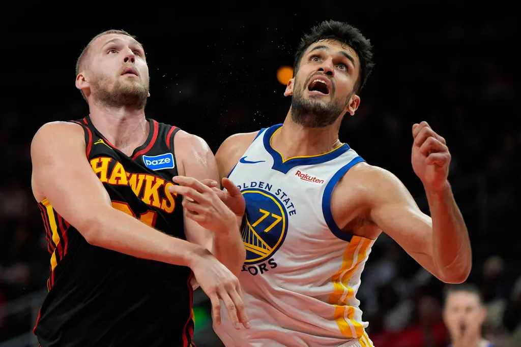 ▲面對禁區戰力短缺的嚴峻考驗，金州勇士隊於週三（25日）正式宣布，與27歲中鋒歐米爾·尤策文（Omer Yurtseven，圖右）續簽第2份10天短合約。（圖／美聯社／達志影像）