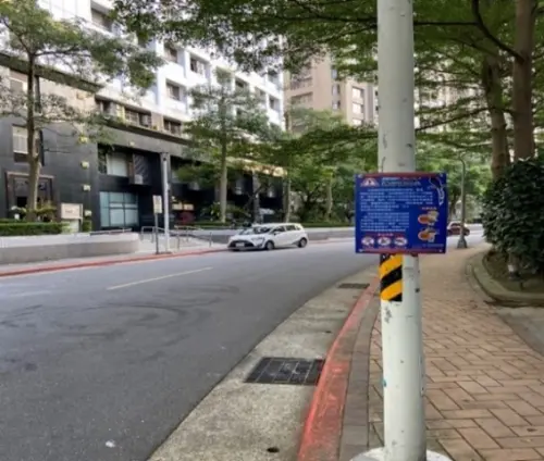 ▲動保處接獲通報派員張貼告示，建議民眾行經鳥巢時，可暫時戴帽、撐傘或繞道而行，不宜逗留或抬頭觀看鳥巢。（圖／北市動保處提供）