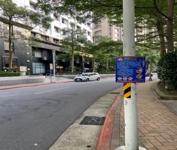    ▲動保處接獲通報派員張貼告示，建議民眾行經鳥巢時，可暫時戴帽、撐傘或繞道而行，不宜逗留或抬頭觀看鳥巢。（圖／北市動保處提供）  
