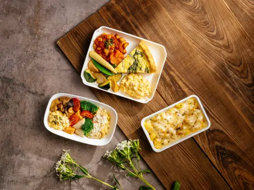 ▲創意蔬食料理小小樹食更換全新口味，包括豪華商務艙/商務艙「菠菜菌菇鹹派與法式炒蛋」、豪華經濟艙「爐烤馬鈴薯紅地瓜與奶油玉米醬」，以及經濟艙「小樹鹹蛋南瓜起司貝殼麵」。。（圖／華航提供）