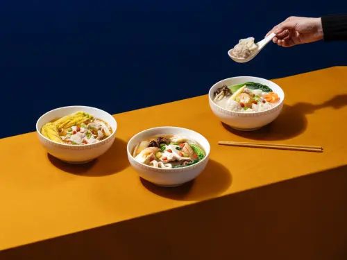 ▲雙月食品社於特定區域航線豪華商務艙/商務艙端出「鮮蝦餛飩干貝膠原雞湯麵」，未來將陸續獻上「干貝雞肉魷魚螺肉蒜雞湯麵」及「麻油松阪豬麵線」。（圖／華航提供）